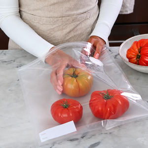 Mete la comida en la bolsa